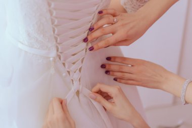 Güzel mutlu gelin düğün br parlak makyaj saç modeli ile