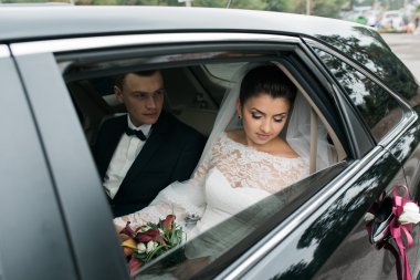 mutlu gelin ve damat arabada portresi