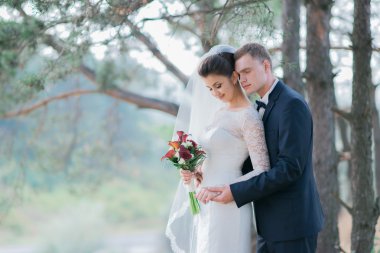 Mutlu gelin ve damat düğün günlerinde