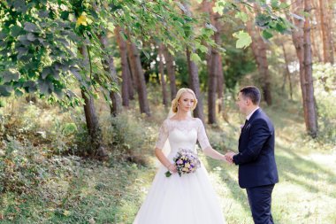 Mutlu gelin ve damat düğün günlerinde