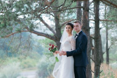 Mutlu gelin ve damat düğün günlerinde