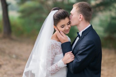 Mutlu gelin ve damat düğün günlerinde