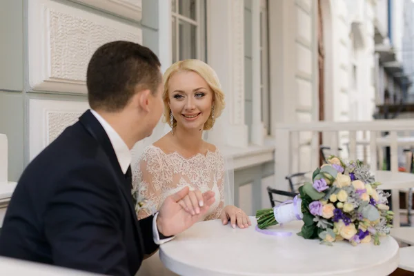 Noiva feliz e noivo em seu dia do casamento — Fotografia de Stock