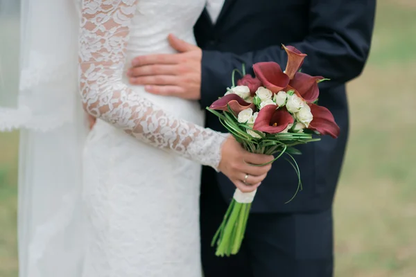 Noiva feliz e noivo em seu dia do casamento — Fotografia de Stock