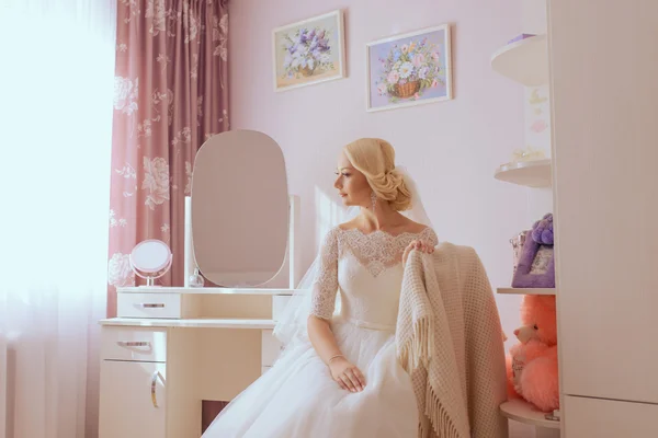 Hermosa novia feliz con peinado de boda maquillaje brillante en br — Foto de Stock