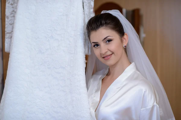 Hermosa novia feliz con peinado de boda maquillaje brillante en br — Foto de Stock