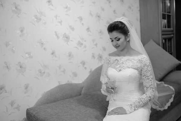 Mooie gelukkige bruid met bruiloft kapsel lichte make-up in br — Stockfoto