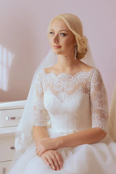 Красива щаслива наречена з весільною зачіскою яскравий макіяж в Br — стокове фото