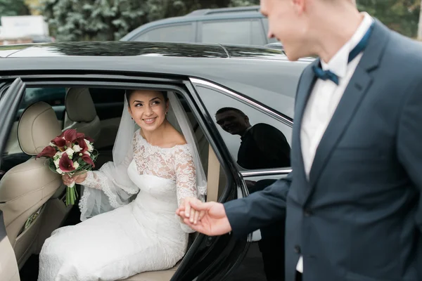 Portrait of the happy bride and groom in the car — Stock Photo, Image