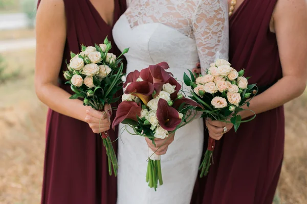 Flores de boda en la mano la novia y sus damas de honor. Un festín — Foto de Stock