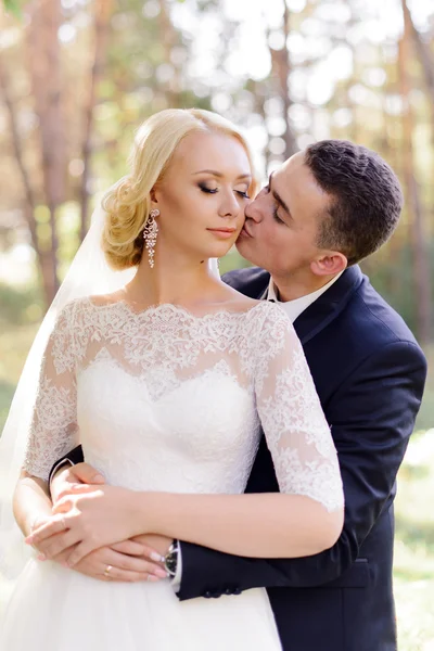 Noiva feliz e noivo em seu dia do casamento — Fotografia de Stock