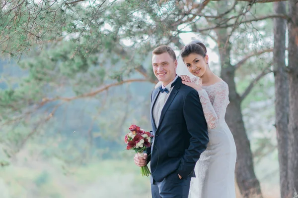 Pengantin pria dan wanita yang bahagia pada hari pernikahan mereka — Stok Foto