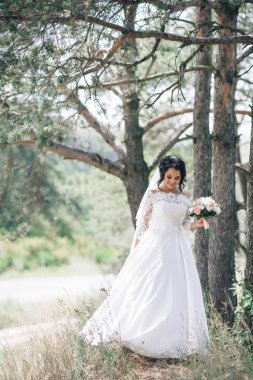 bir ormandaki açık havada güzel gelin.