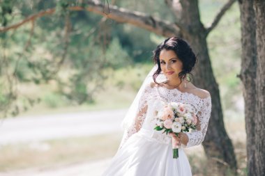 bir ormandaki açık havada güzel gelin.