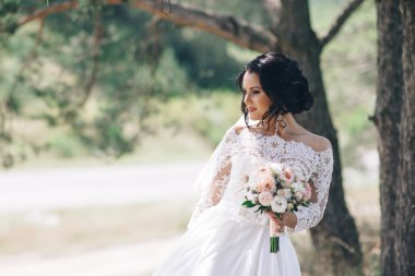 bir ormandaki açık havada güzel gelin.