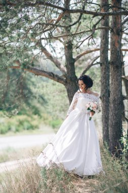 bir ormandaki açık havada güzel gelin.