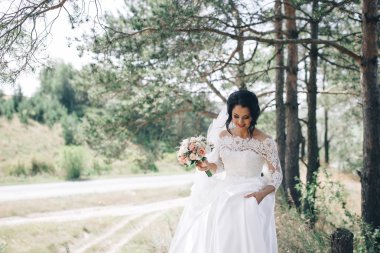 bir ormandaki açık havada güzel gelin.