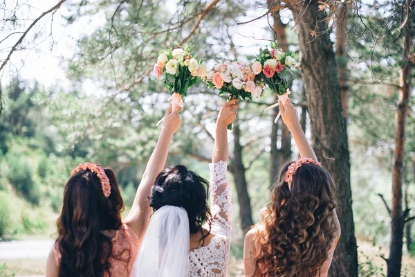 Noiva e damas de honor perto de árvores — Fotografia de Stock