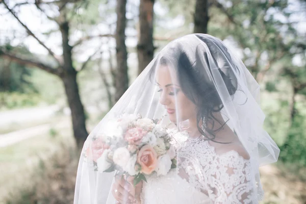 Schöne Braut im Freien in einem Wald. — Stockfoto