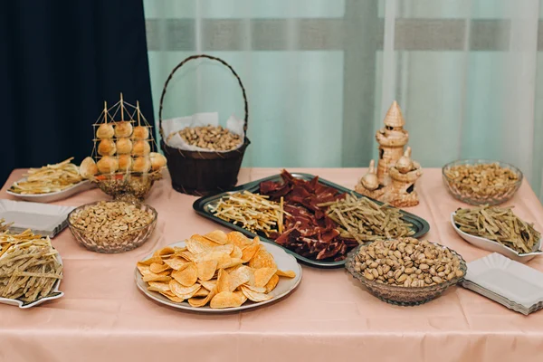 Grande mesa de jantar para casamento, jantar ou outra corporativa — Fotografia de Stock