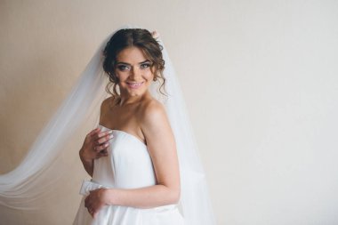 Büyüleyici eşsiz gelin düğün için hazırlar