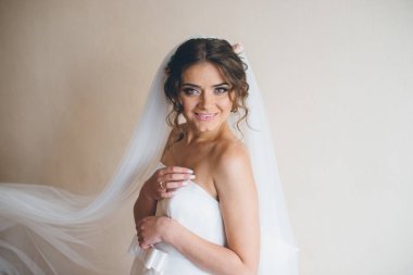 Büyüleyici eşsiz gelin düğün için hazırlar