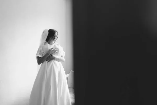 매력적인 독특한 신부는 결혼식을 위한 준비 — 스톡 사진