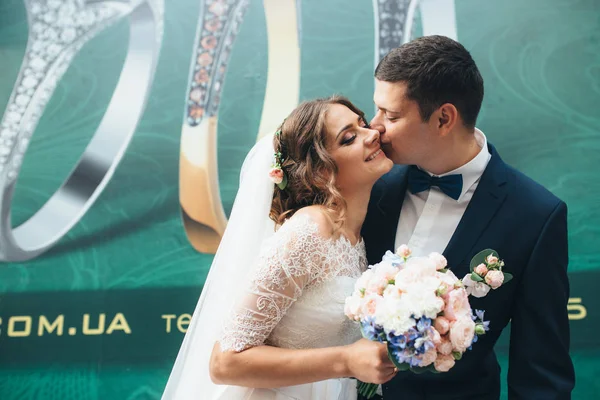 Feliz casal jovem romântico celebrando seu casamento — Fotografia de Stock