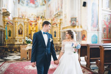 Gelin ve damat kilisede bir düğün töreninde