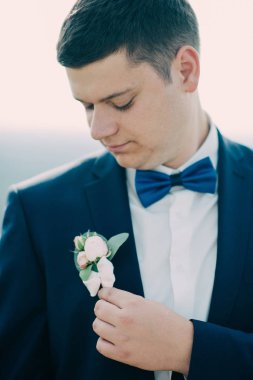 Şık bir takım elbise giymiş onu düğün günü damat