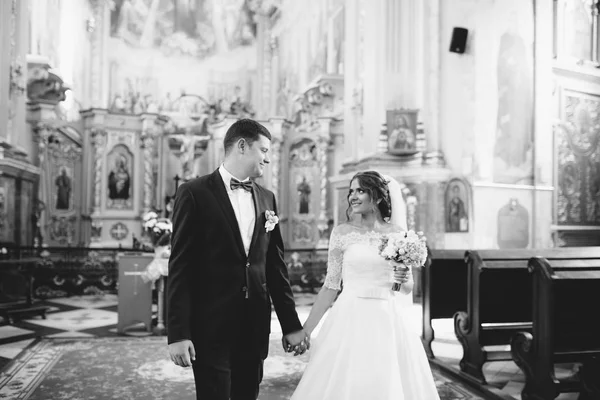 Novia y novio en la iglesia durante una ceremonia de boda — Foto de Stock