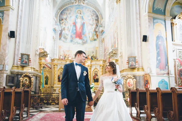 Novia y novio en la iglesia durante una ceremonia de boda — Foto de Stock