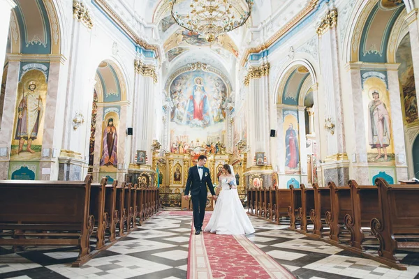 Novia y novio en la iglesia durante una ceremonia de boda — Foto de Stock