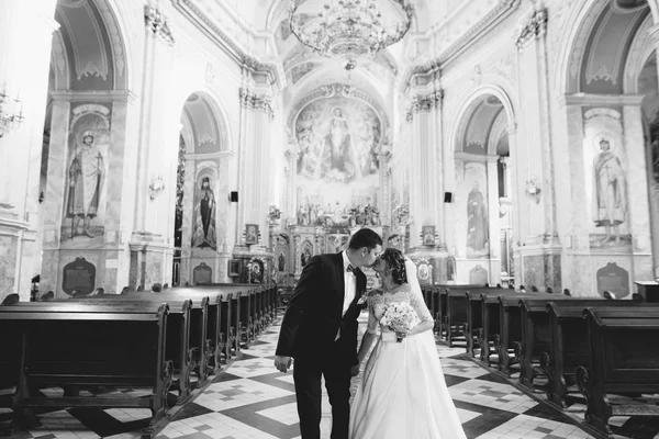 Novia y novio en la iglesia durante una ceremonia de boda — Foto de Stock