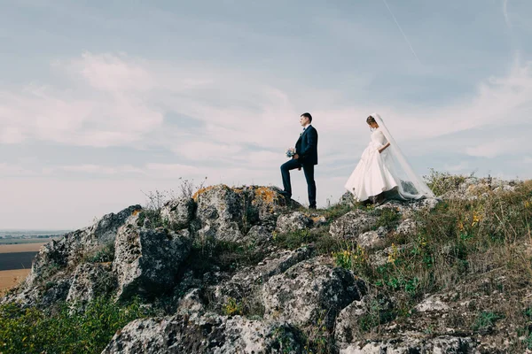 Hermosa novia pareja pasar tiempo juntos — Foto de Stock