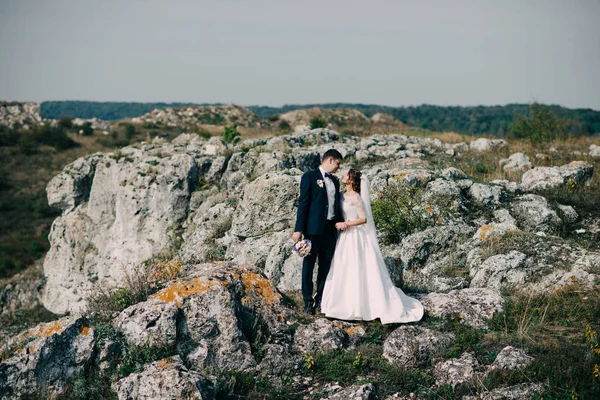 Vackra brud par tillbringar tid tillsammans — Stockfoto