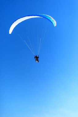Yamaç paraşütü Ukrayna açık mavi gökyüzü karşı