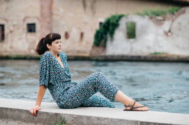 Genç ve güzel bir kız güzel Nehri'nin üzerinde zaman harcıyor