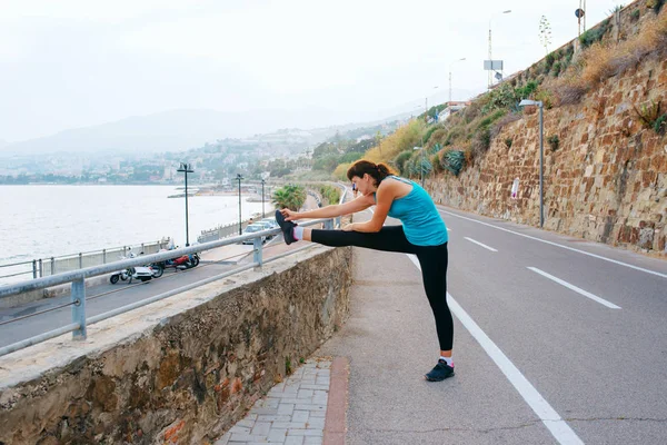 Junge Frau beim Sport an der Küste — Stockfoto