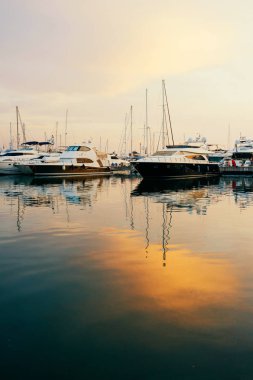 Güzel bir deniz manzarası. Yalı. Bağlantı noktası ile çok sayıda gemi