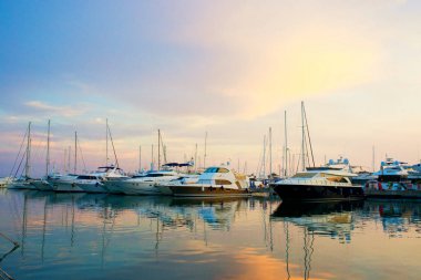 Güzel bir deniz manzarası. Yalı. Bağlantı noktası ile çok sayıda gemi