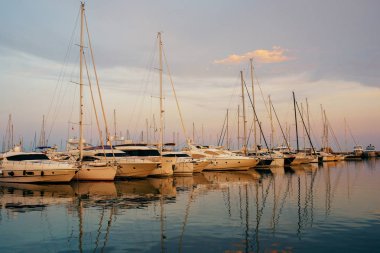 Güzel bir deniz manzarası. Yalı. Bağlantı noktası ile çok sayıda gemi