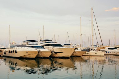 Güzel bir deniz manzarası. Yalı. Bağlantı noktası ile çok sayıda gemi