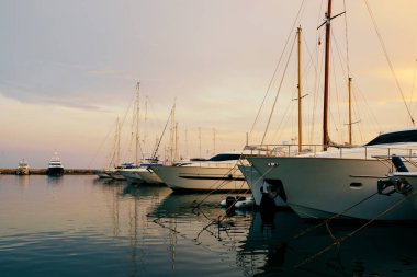 Güzel bir deniz manzarası. Yalı. Bağlantı noktası ile çok sayıda gemi