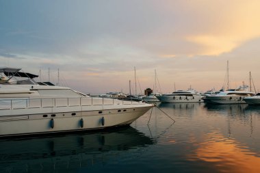 Güzel bir deniz manzarası. Yalı. Bağlantı noktası ile çok sayıda gemi