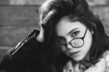 Güzel mutlu hippi kız şehirde gider. Trendy kız yüz closeup.