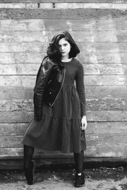 Güzel mutlu hippi kız şehirde gider. Trendy kız yüz closeup.