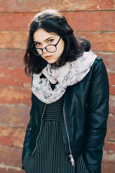 Belle fille hipster heureux va dans la ville. Gros plan de fille à la mode visage . — Photo