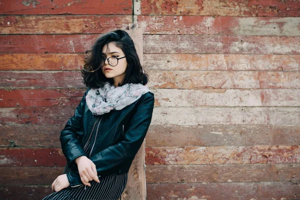 Linda menina hipster feliz vai na cidade. Fechar-se de cara de menina na moda . — Fotografia de Stock