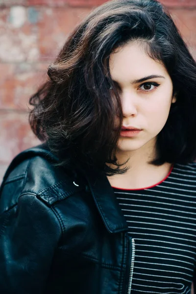 Hermosa chica hipster feliz va a la ciudad. Primer plano de la cara de chica de moda . —  Fotos de Stock